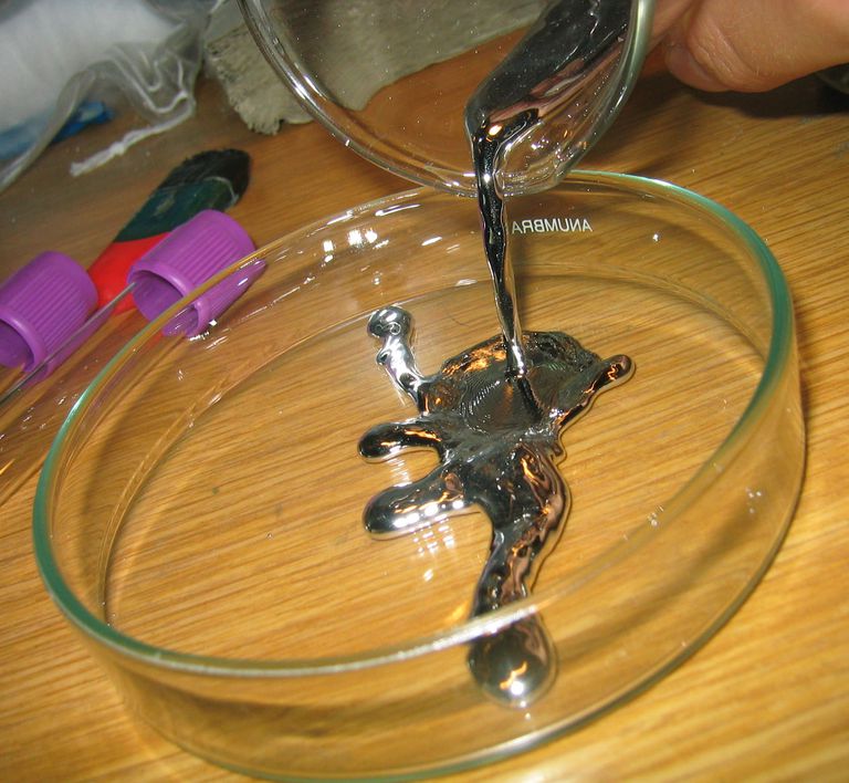 10 Bahan pemutih kulit ini aneh banget, dari bensin hingga semen