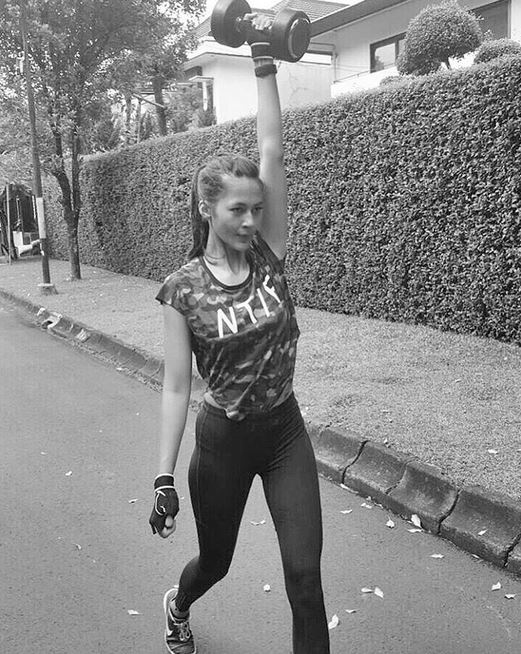 10 Gaya olahraga Paula Verhoeven ini jauh dari kesan feminin