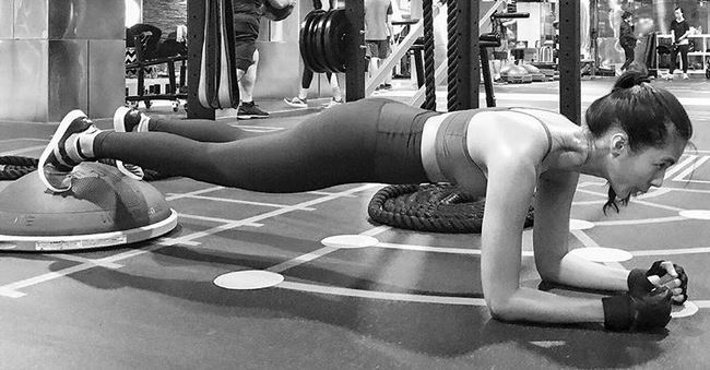 10 Gaya olahraga Paula Verhoeven ini jauh dari kesan feminin