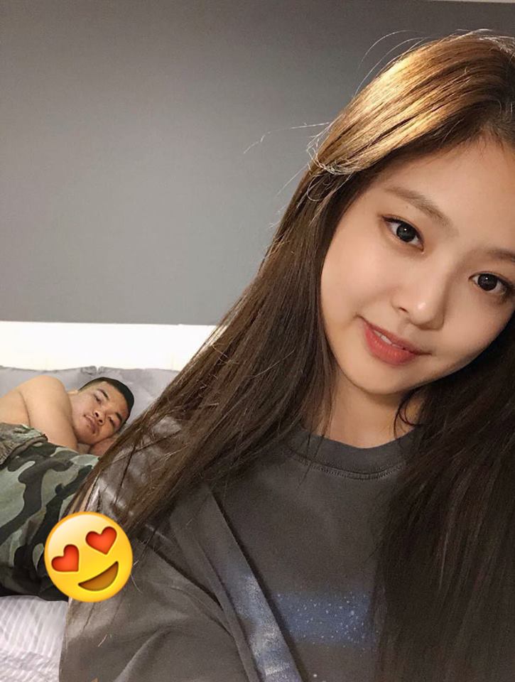 11 Foto editan cowok nampang bareng artis Korea, maksa tapi lucu