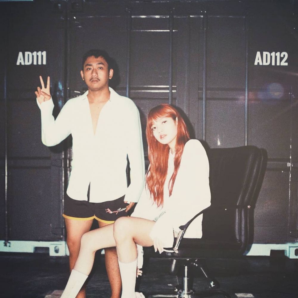 11 Foto editan cowok nampang bareng artis Korea, maksa tapi lucu