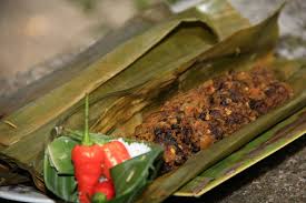 7 Camilan ekstrem dari serangga khas Indonesia, berani coba?