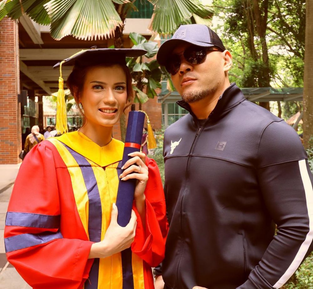7 Momen wisuda Sabrina Chairunnisa, dihadiri Deddy Corbuzier