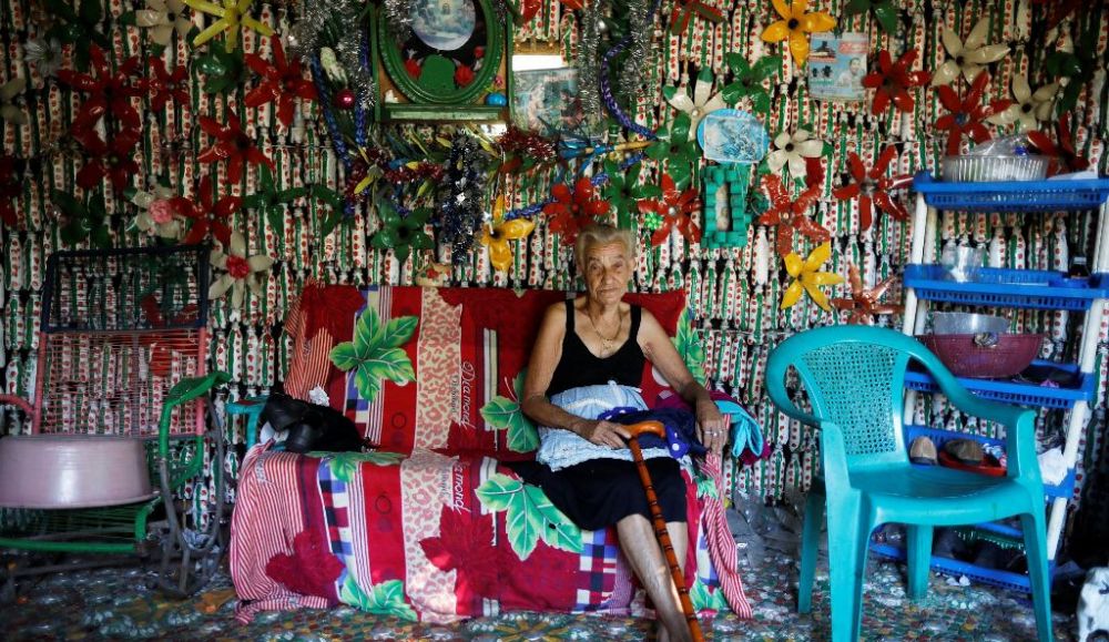 12 Foto rumah botol plastik bikinan nenek 87 tahun ini keren abis