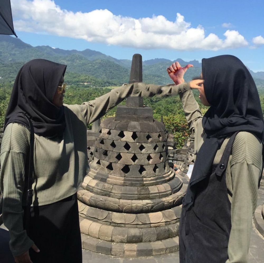 Minta tangannya pas di candi, 15 editan foto cewek ini kocak abis