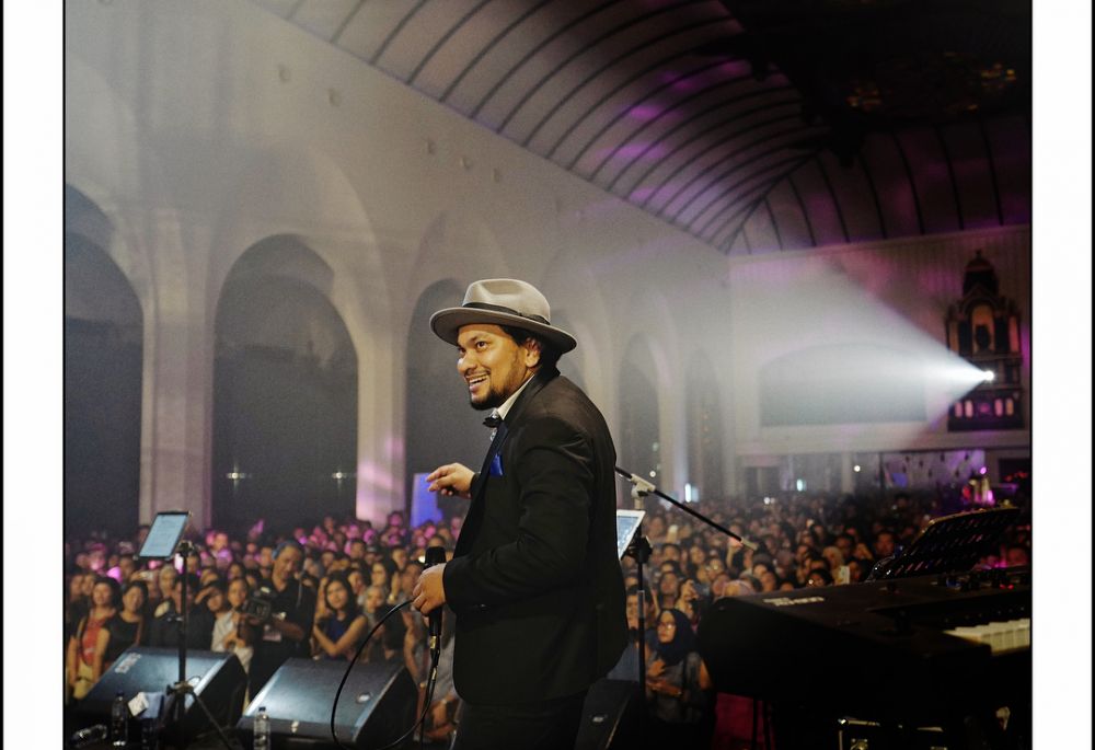 Adu gaya 12 musisi cowok pakai topi fedora, makin berkelas