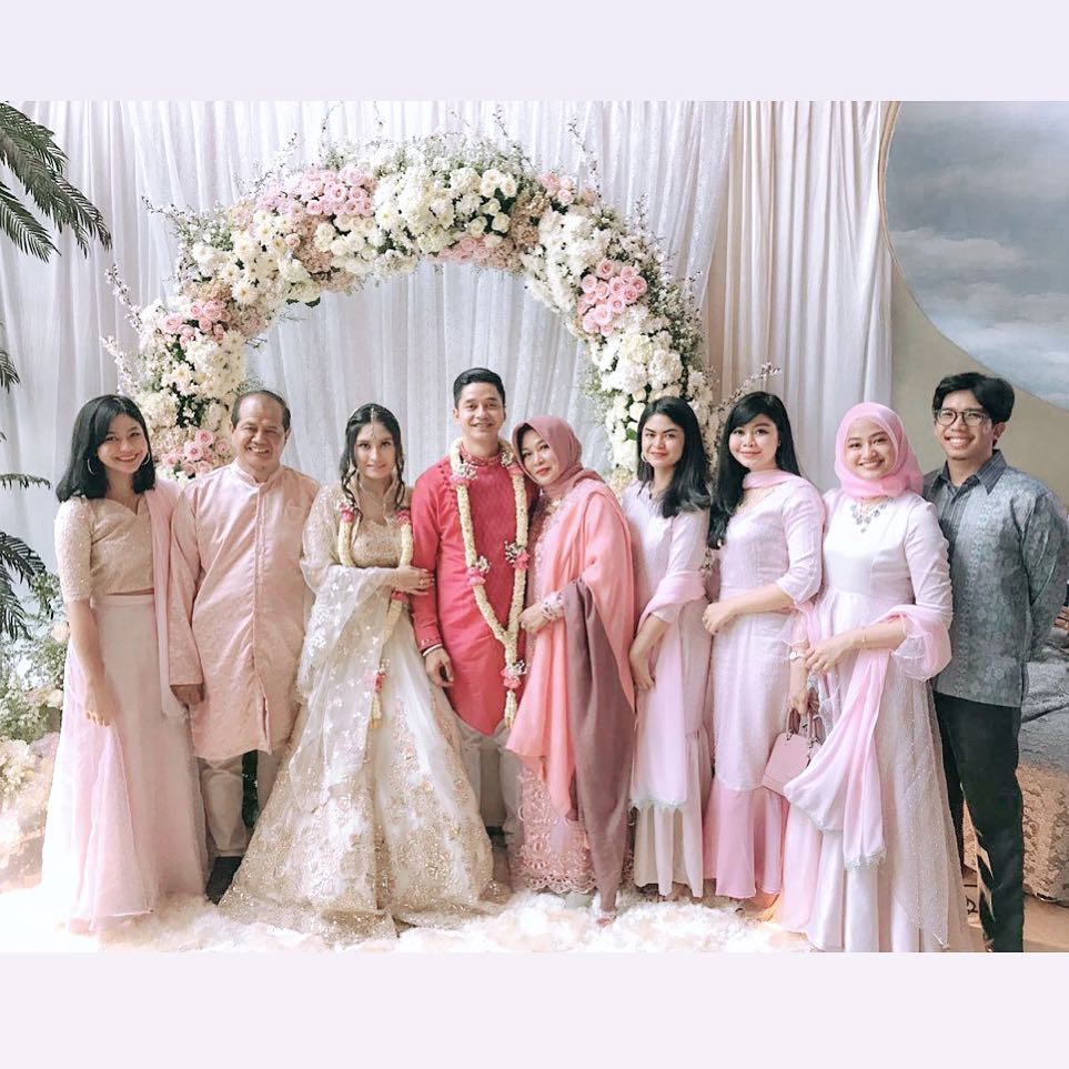 10 Momen lamaran Adly Fairuz & Angbeen Rishi, kental adat India