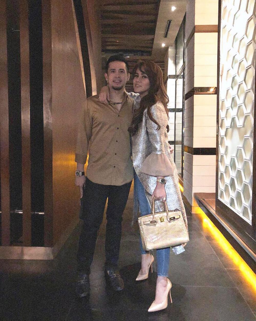 5 Cerita seleb beristri dugem dengan wanita lain, bikin heboh