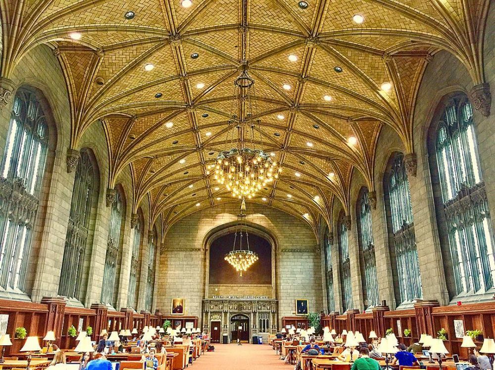 16 Perpustakaan ini mirip di Hogwarts, bikin berimajinasi