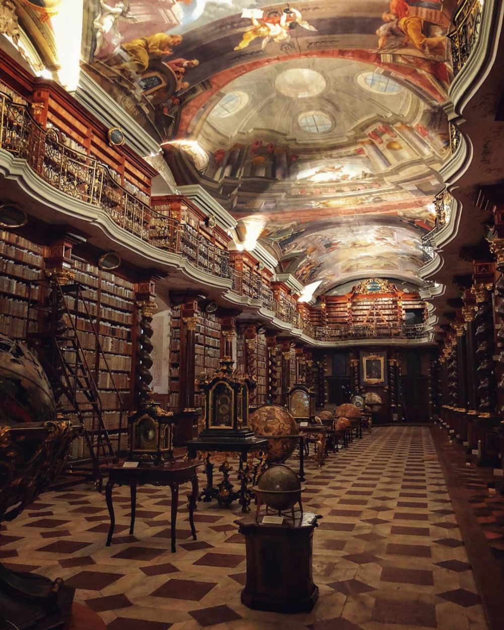 16 Perpustakaan ini mirip di Hogwarts, bikin berimajinasi