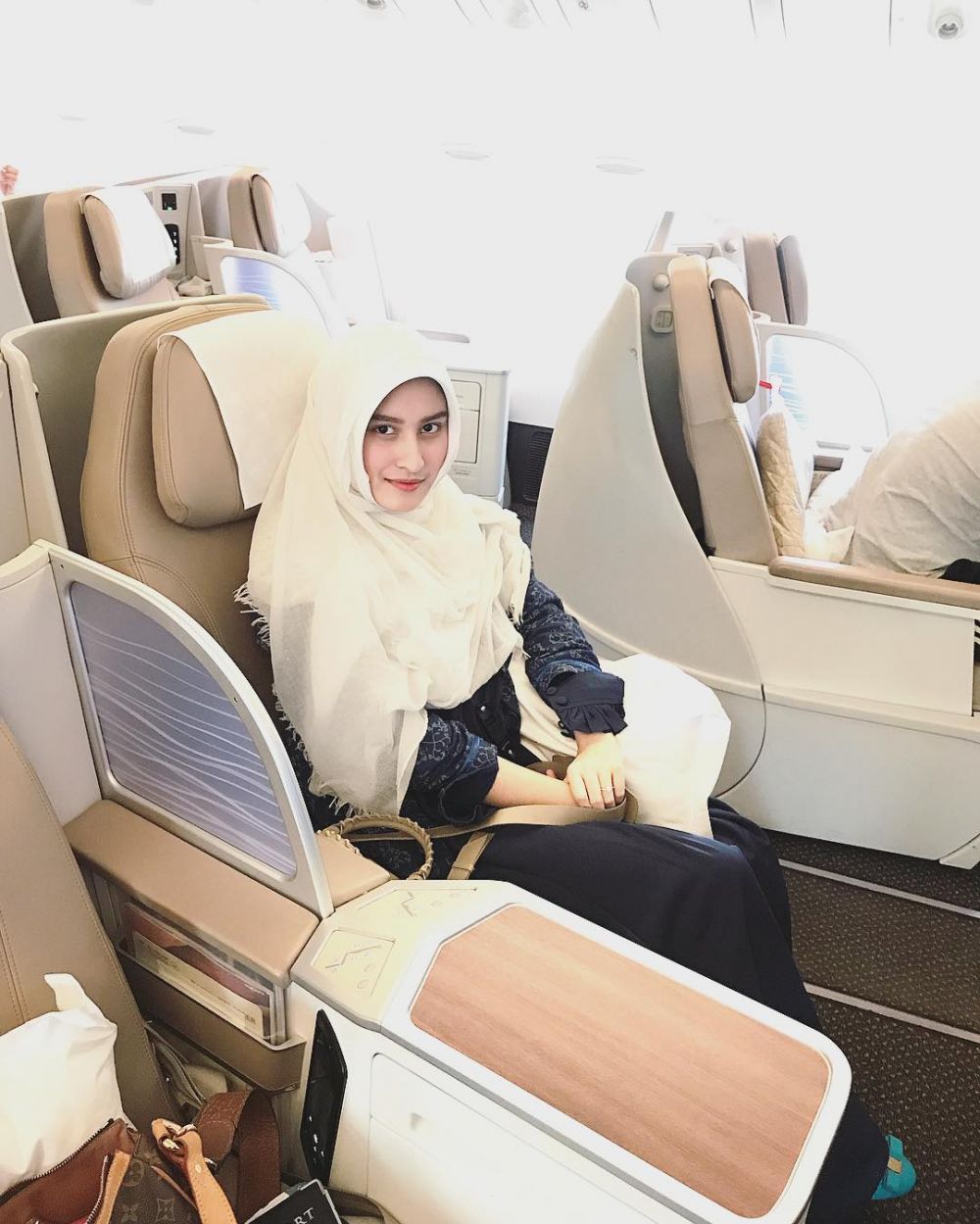 10 Gaya Angbeen Rishi berhijab, tunangan Adly Fayruz yang cantik