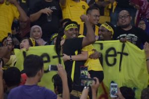 Momen manis Piala AFF, suporter ini lamar pacarnya di stadion