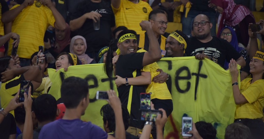 Momen manis Piala AFF, suporter ini lamar pacarnya di stadion