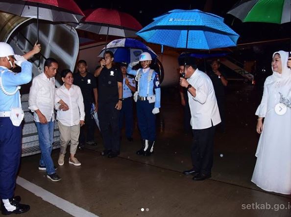 11 Gaya Iriana Jokowi mengenakan sneakers, curi perhatian