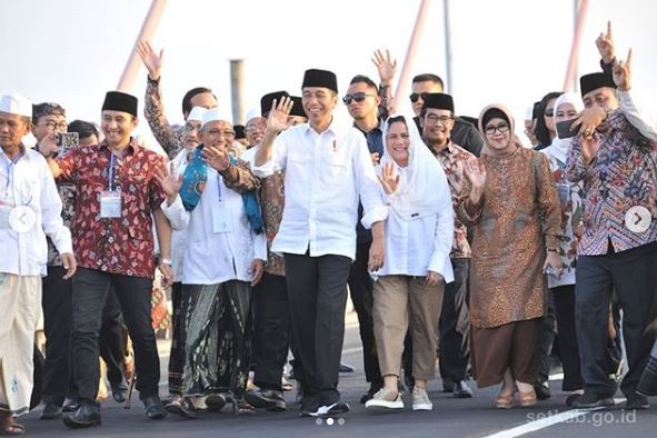 11 Gaya Iriana Jokowi mengenakan sneakers, curi perhatian