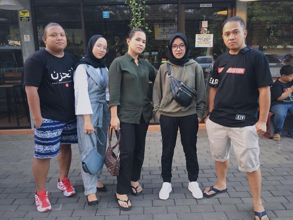 10 Potret Nissa Sabyan bareng kakaknya ini bak saudara kembar