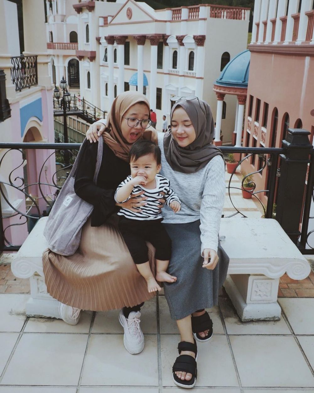 10 Potret Nissa Sabyan bareng kakaknya ini bak saudara kembar