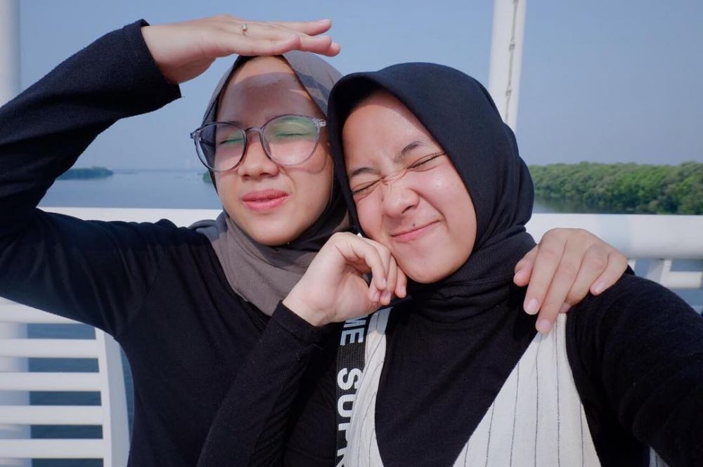 10 Potret Nissa Sabyan bareng kakaknya ini bak saudara kembar