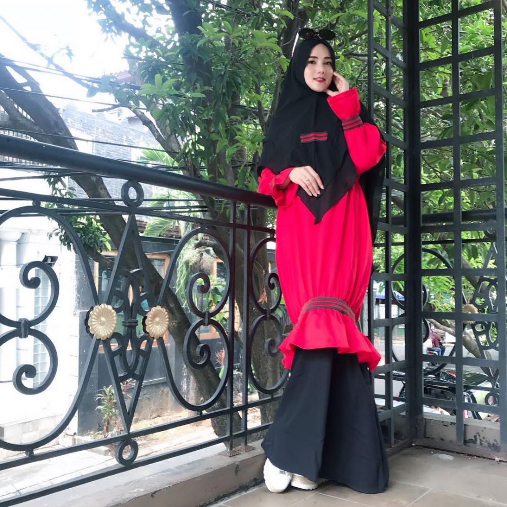 12 Gaya busana muslim Mulan Jameela, modelnya nggak biasa