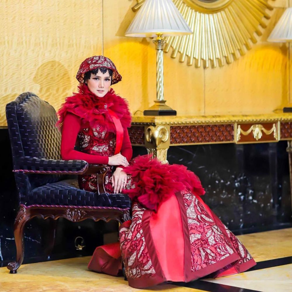 12 Gaya busana muslim Mulan Jameela, modelnya nggak biasa