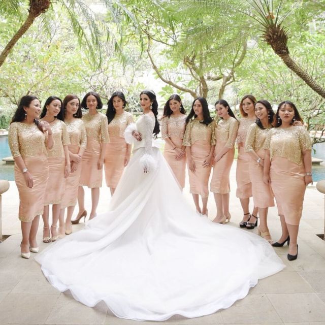 25 Inspirasi gaun bridesmaid di pernikahan seleb, bisa kamu tiru