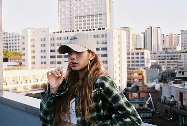 10 Transformasi gaya rambut Lisa Blackpink, simpel tapi menawan