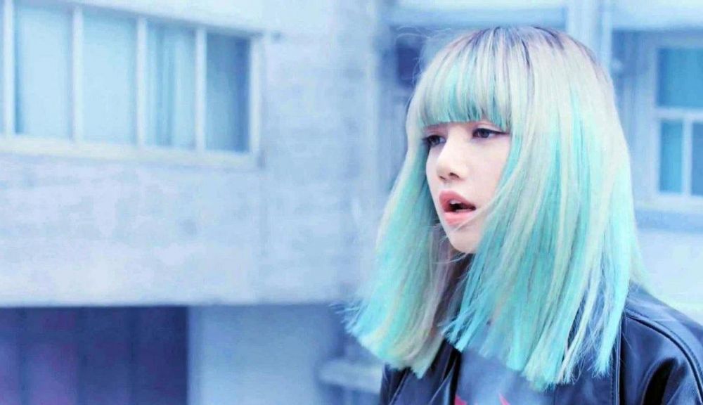 10 Transformasi gaya rambut Lisa Blackpink, simpel tapi menawan