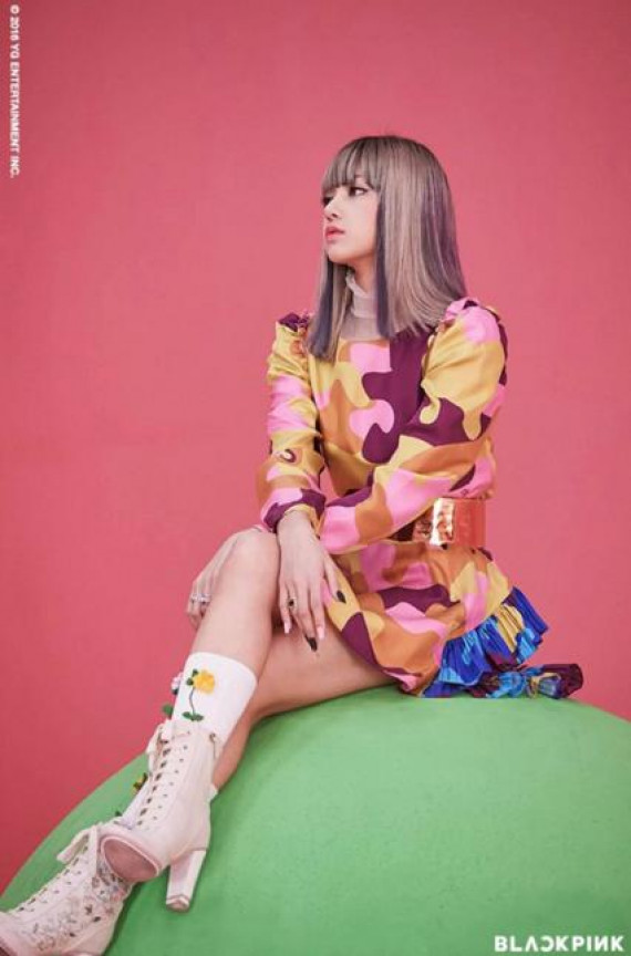 10 Transformasi gaya rambut Lisa Blackpink, simpel tapi menawan