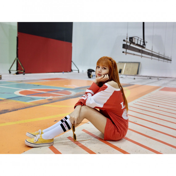 10 Transformasi gaya rambut Lisa Blackpink, simpel tapi menawan