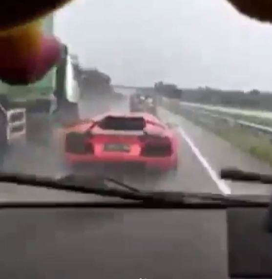 Detik-detik Lamborghini ngebut hingga celaka di tol Solo-Ngawi