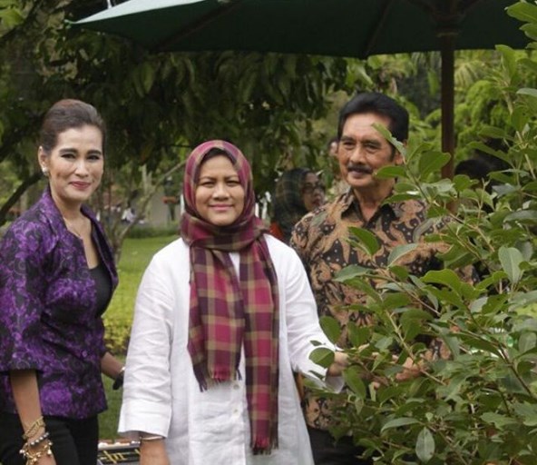 11 Momen Iriana Jokowi saat berhijab, cantiknya bersahaja