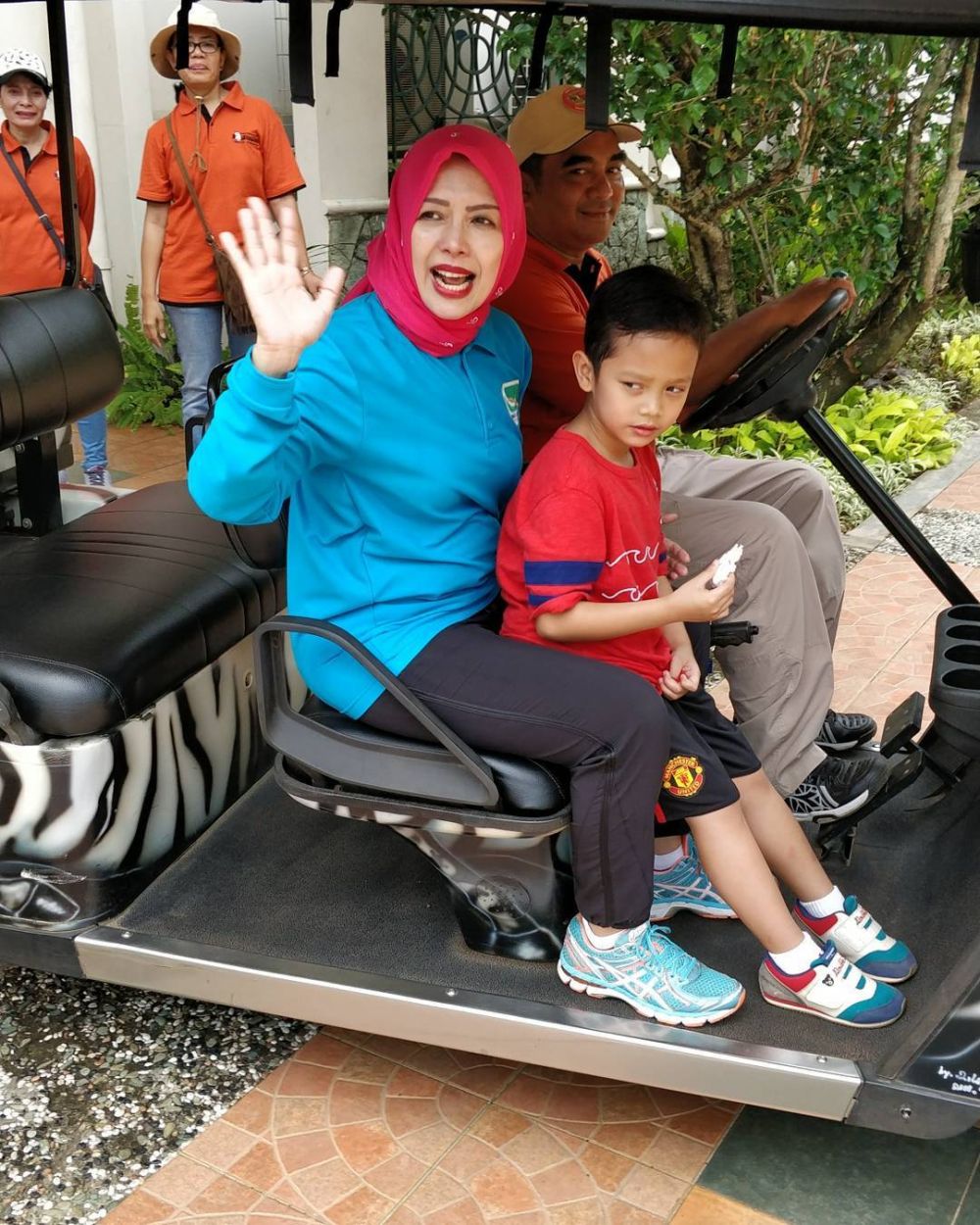 9 Gaya tokoh perempuan saat kenakan sneakers, termasuk Iriana 