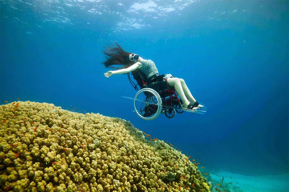 15 Aksi wanita disabilitas menyelam pakai kursi roda, bikin salut