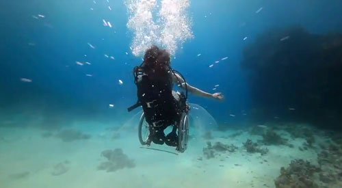 15 Aksi wanita disabilitas menyelam pakai kursi roda, bikin salut