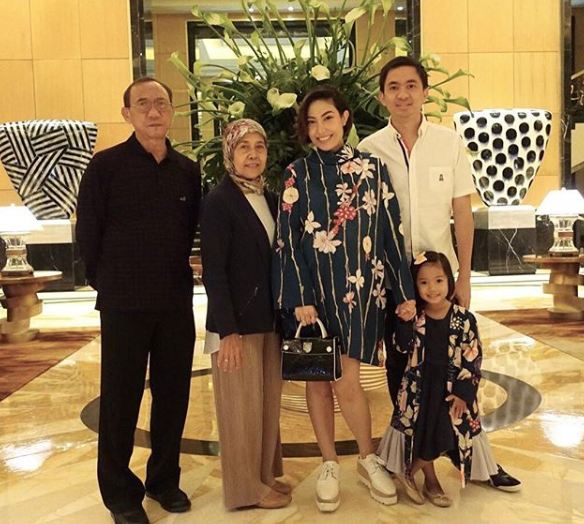 20 Potret kebersamaan Ayu Dewi dengan ibunya semasa hidup