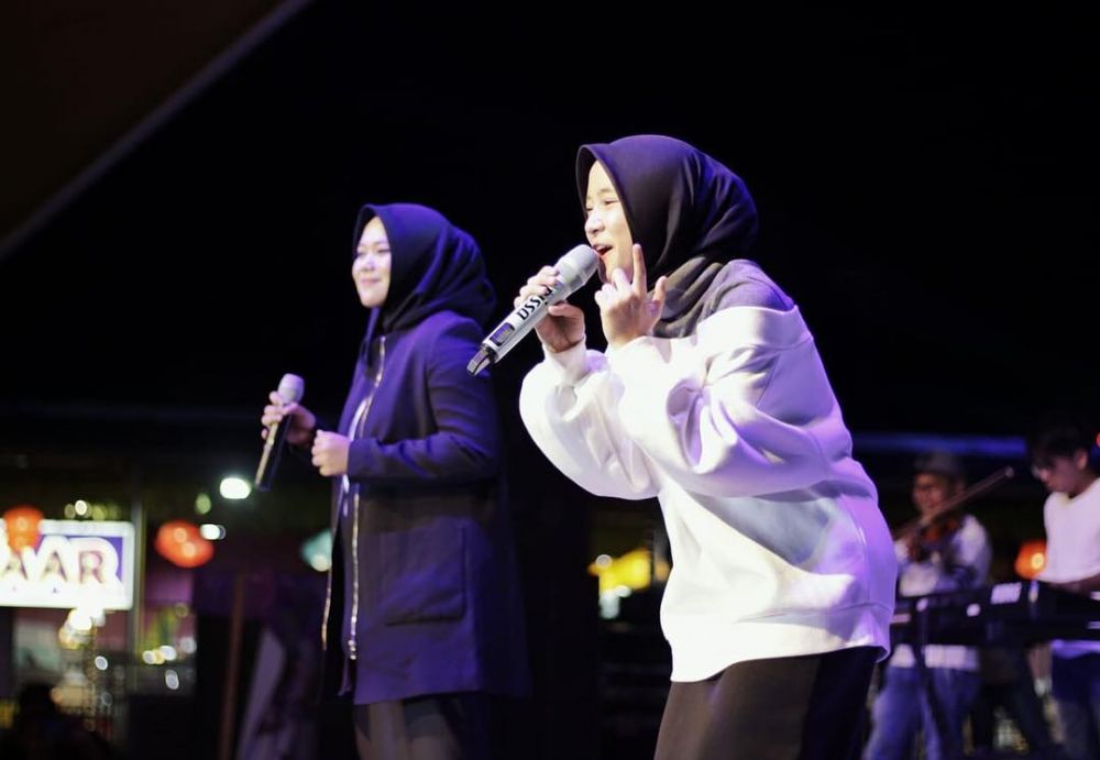 15 Aksi panggung Nissa Sabyan yang kalem dan menawan