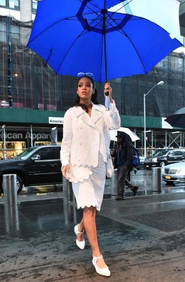 20 Outfit musim hujan ala artis dunia ini simpel & bisa ditiru