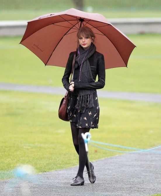 20 Outfit musim hujan ala artis dunia ini simpel & bisa ditiru