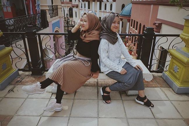 12 Inspirasi busana kasual Nissa Sabyan ini simpel tapi kece abis