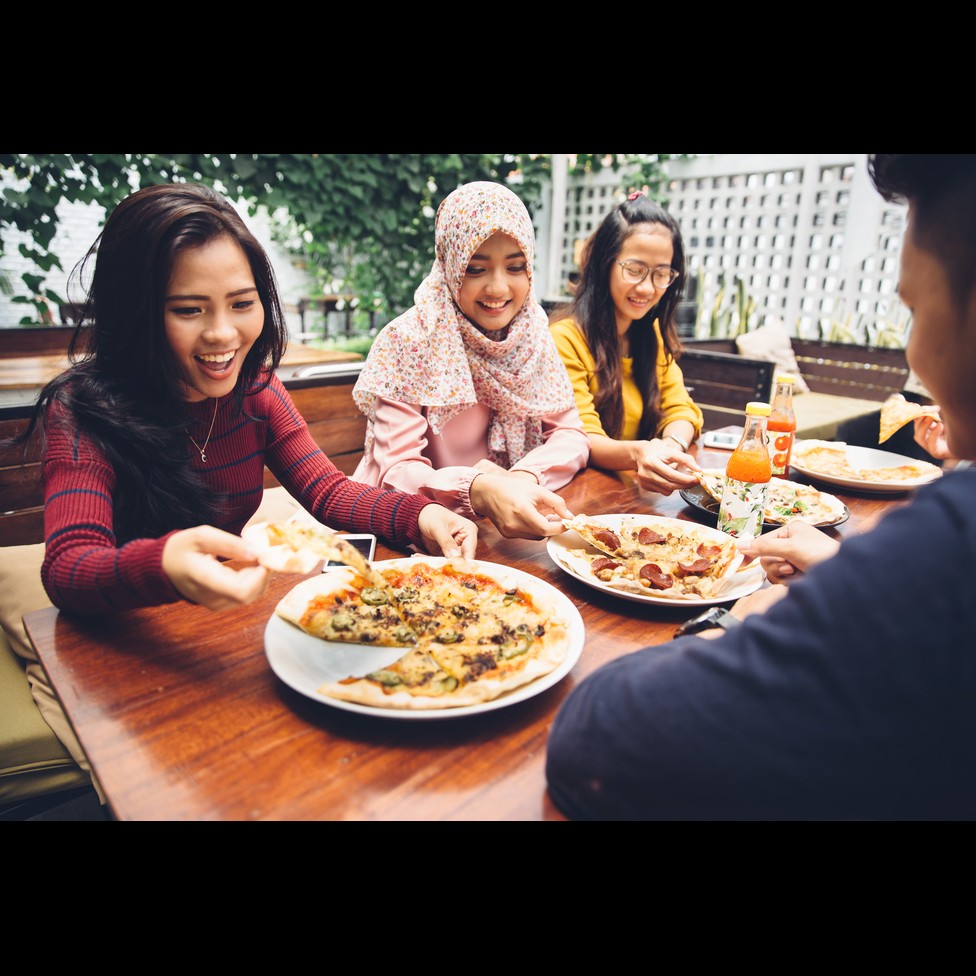 7 Kebiasaan unik orang Indonesia saat makan, negara lain tak ada
