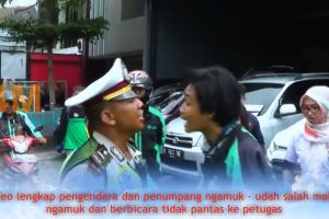 Tak diterima ditilang, driver ojek online dan emaknya ini ngamuk