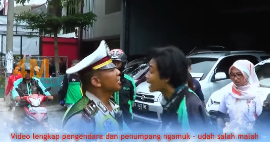Tak diterima ditilang, driver ojek online dan emaknya ini ngamuk