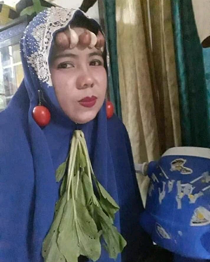 10 Potret lucu emak-emak pakai bros jilbab dari bahan dapur