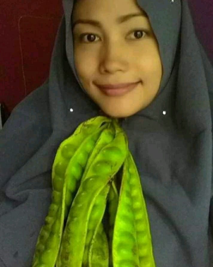 10 Potret lucu emak-emak pakai bros jilbab dari bahan dapur