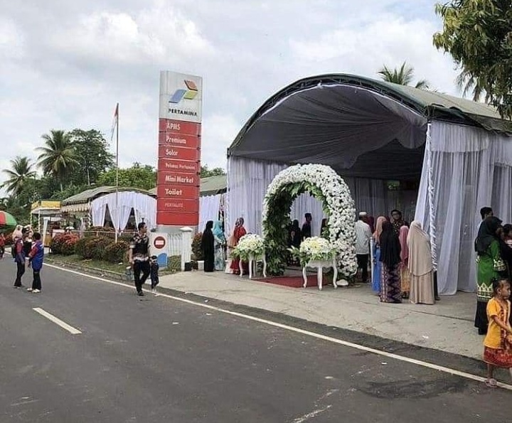 14 Pernikahan di tempat nggak biasa ini cuma ada di Indonesia