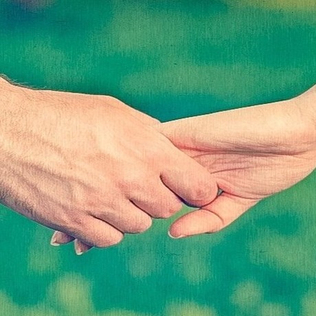 9 Cara memegang tangan pasangan ini tunjukkan karakter hubunganmu © 2018 brilio.net