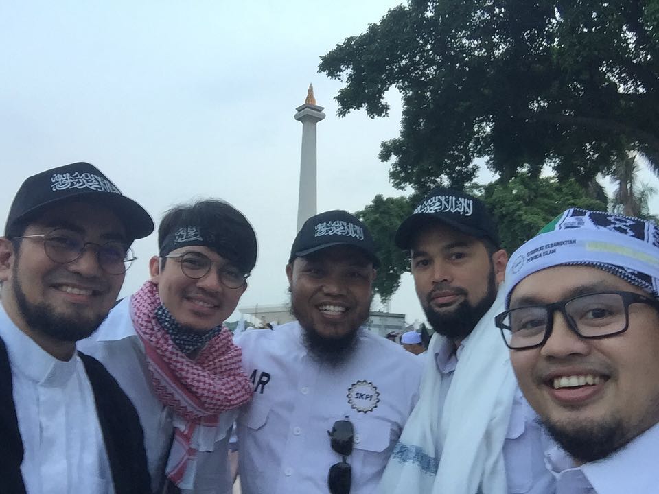 Aksi 7 seleb saat ikuti Reuni 212, ada yang sampai orasi