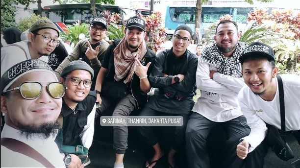 Aksi 7 seleb saat ikuti Reuni 212, ada yang sampai orasi