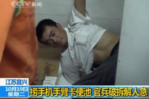 8 Kisah orang terjebak ini bikin elus dada, tersangkut di toilet