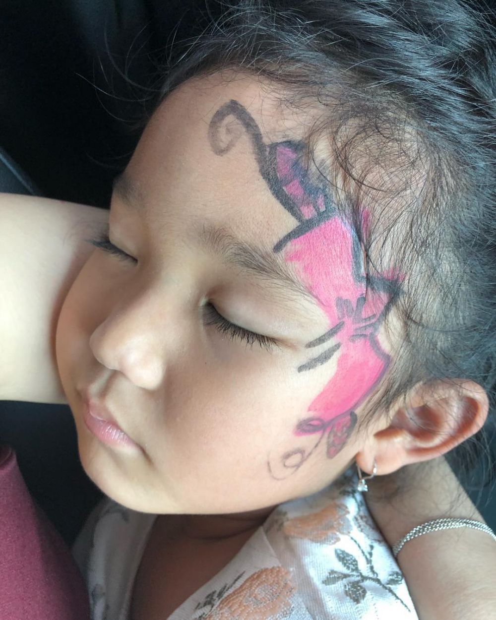 7 Foto wajah putri Ayu Ting Ting dipolesi makeup, bikin gemes